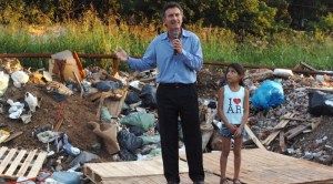 Mauricio Macri junto a una niña pobre de Soldati 
